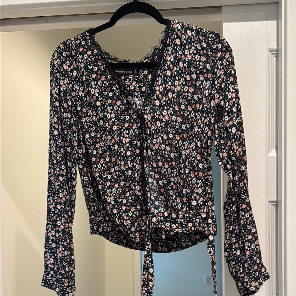 Abercrombie & Fitch Black and White Tie Front Fitted Blouse